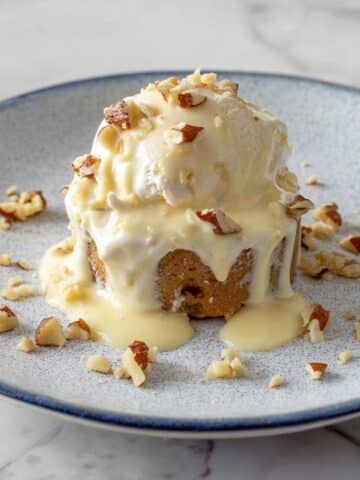 Applebee's White Chocolate Pecan Blondies with Maple Cream Sauce Recipe